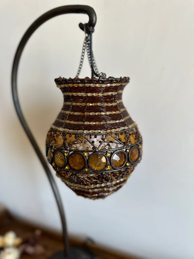 Lampe lanterne suspendue perles et fer forgé