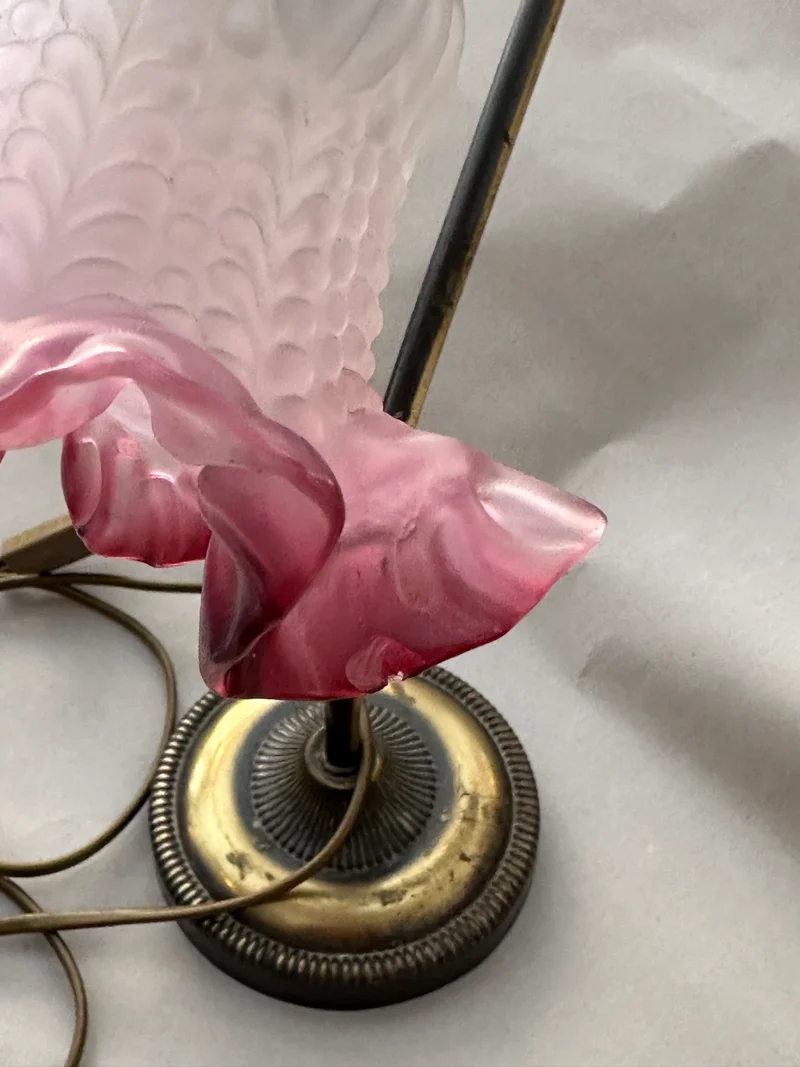 Lampe en laiton col de cygne globe tulipe rose