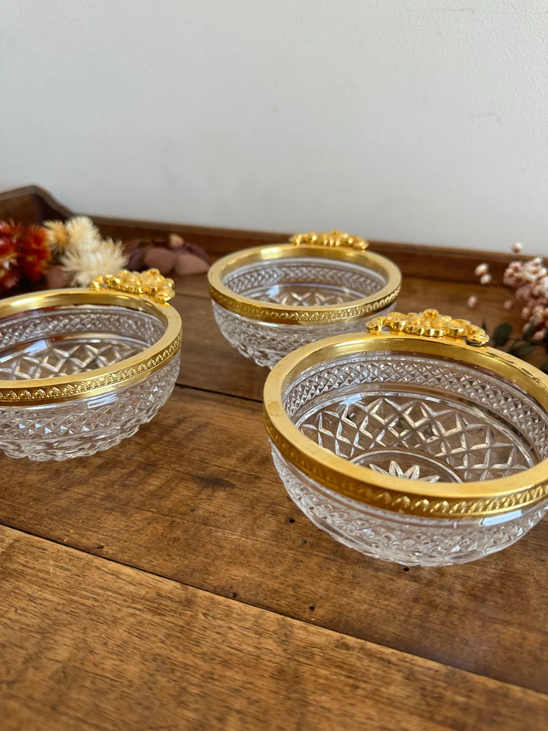 Coupelles en verre moulé cerclé de métal doré travaillé