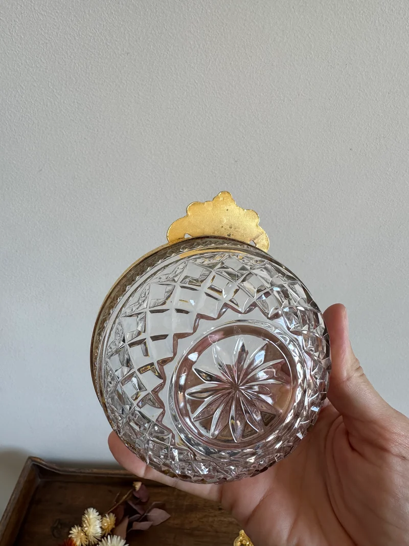 Coupelles en verre moulé cerclé de métal doré travaillé
