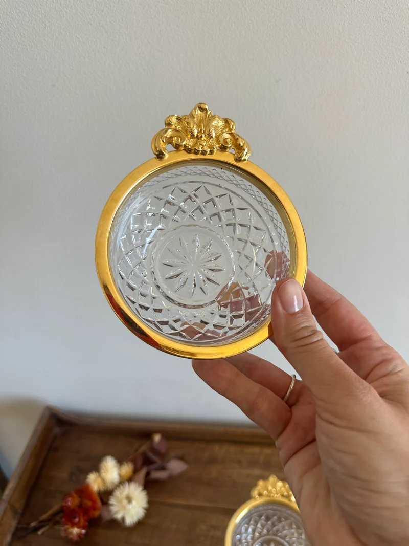 Coupelles en verre moulé cerclé de métal doré travaillé