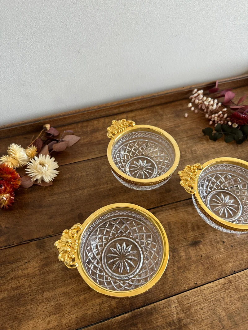 Coupelles en verre moulé cerclé de métal doré travaillé