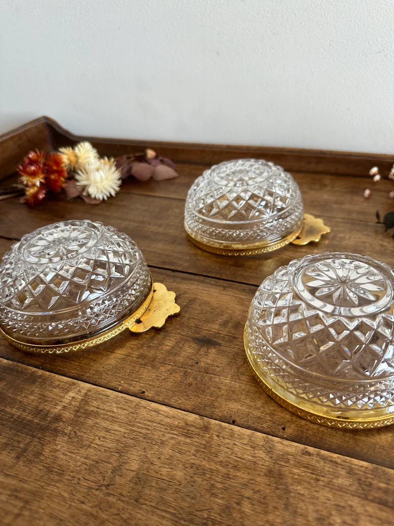 Coupelles en verre moulé cerclé de métal doré travaillé