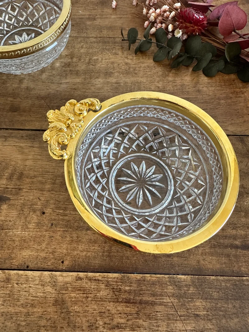 Coupelles en verre moulé cerclé de métal doré travaillé
