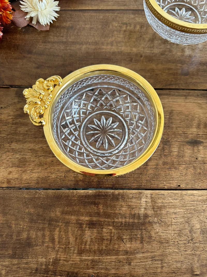 Coupelles en verre moulé cerclé de métal doré travaillé