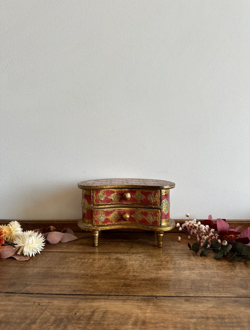 Coffre en demi lune style florentin rouge et or