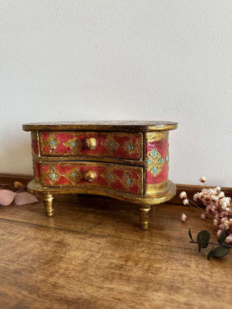 Coffre en demi lune style florentin rouge et or