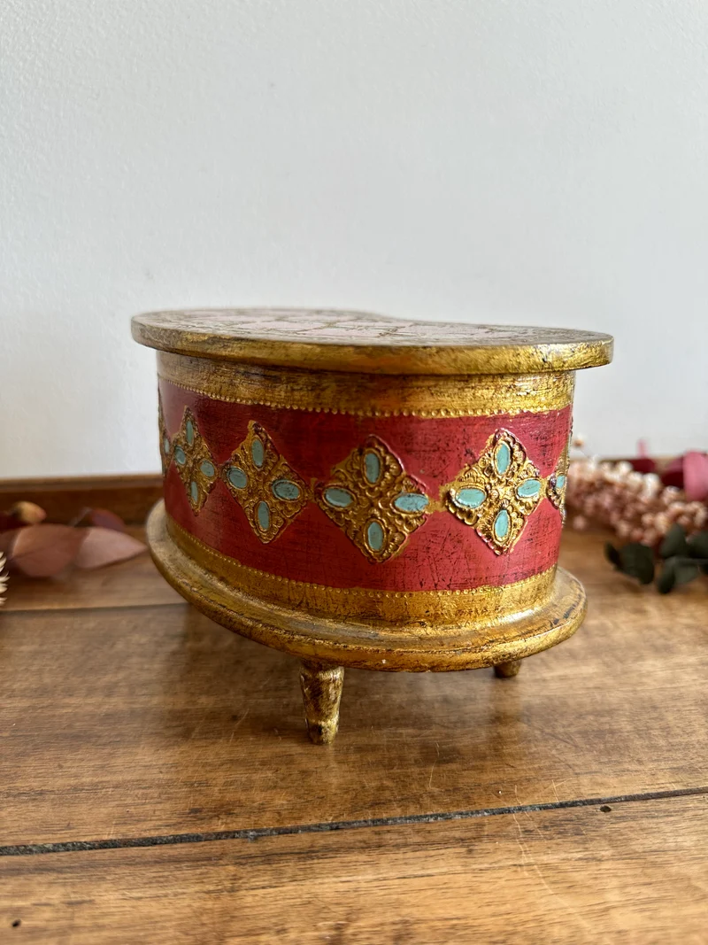 Coffre en demi lune style florentin rouge et or