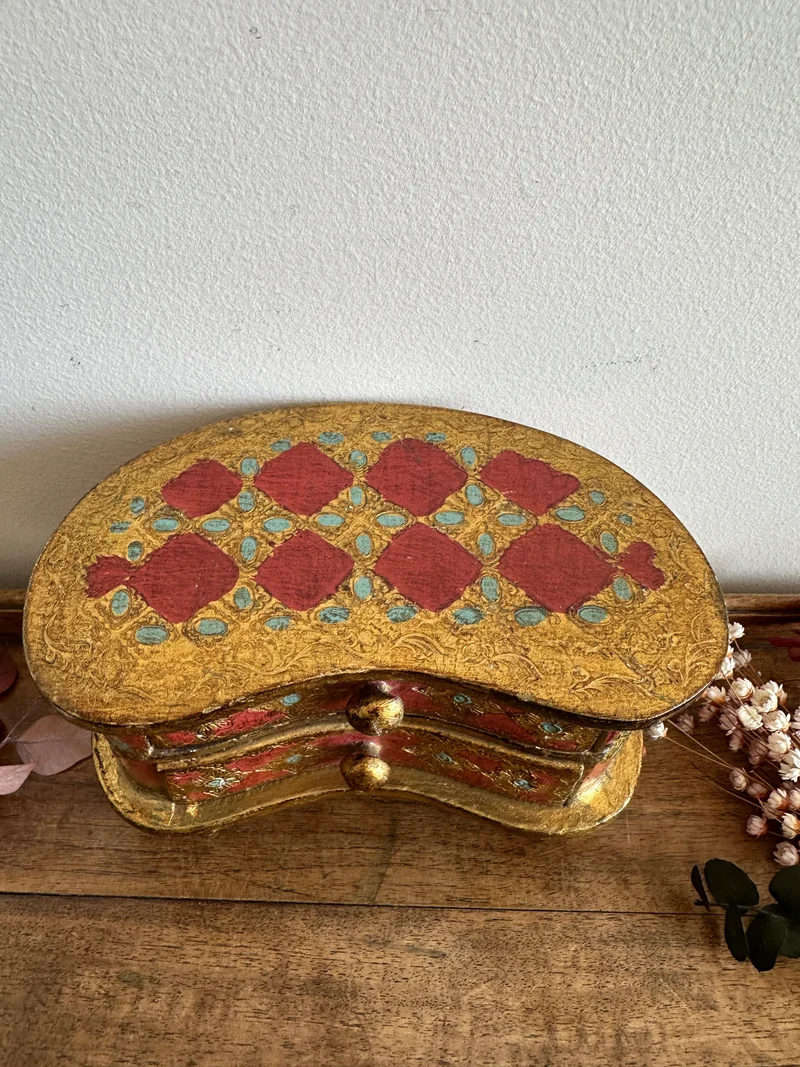 Coffre en demi lune style florentin rouge et or