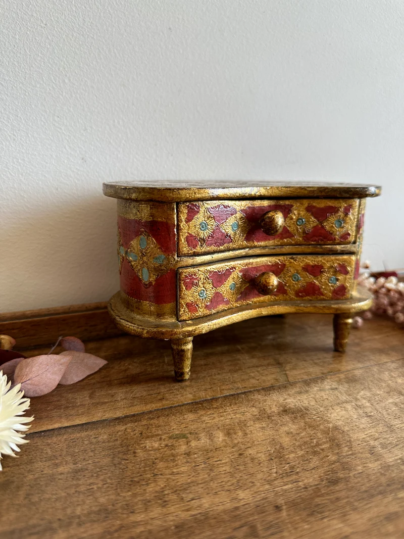 Coffre en demi lune style florentin rouge et or