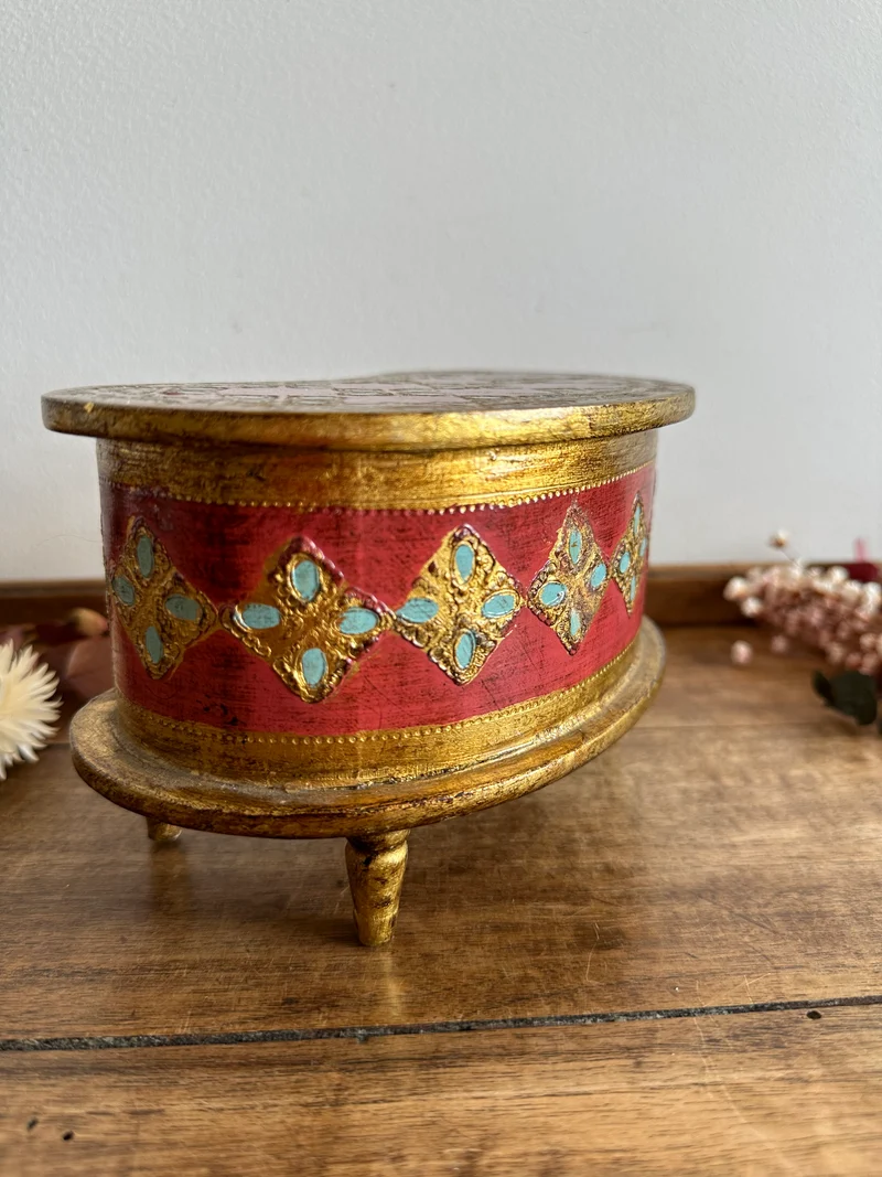 Coffre en demi lune style florentin rouge et or