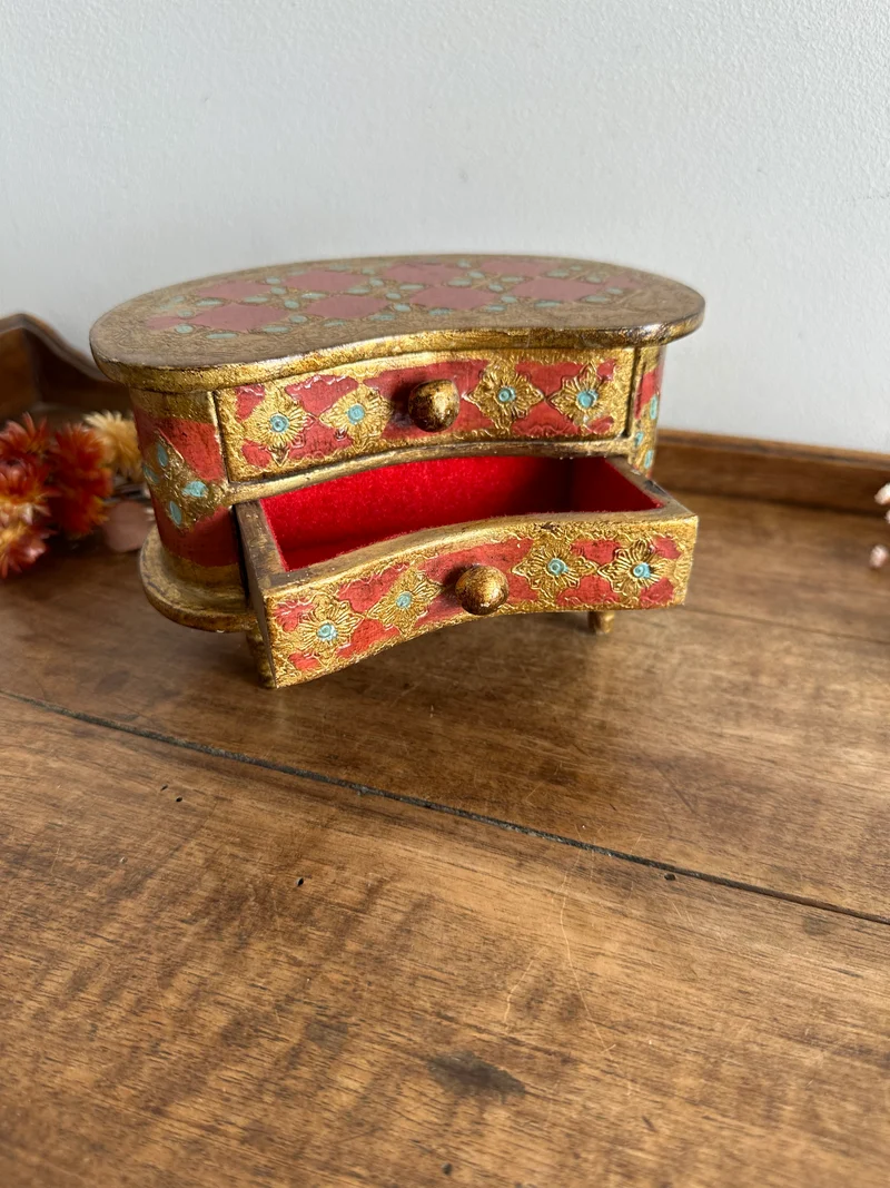 Coffre en demi lune style florentin rouge et or