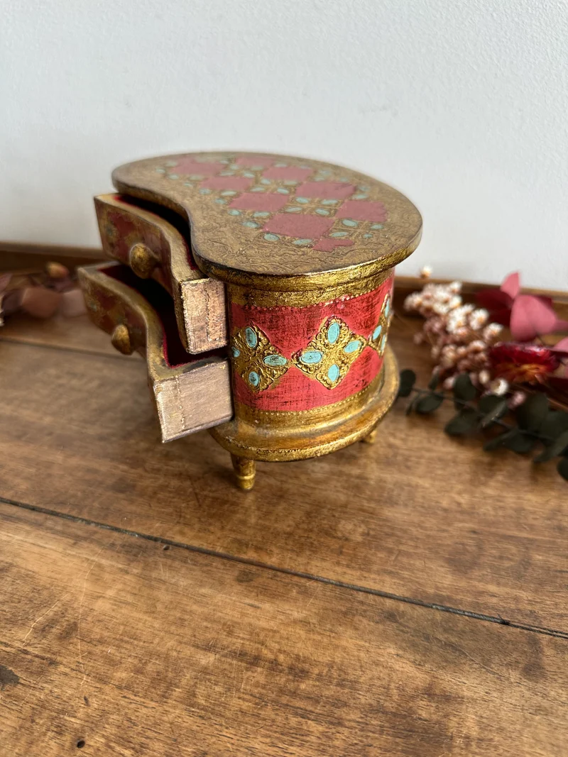 Coffre en demi lune style florentin rouge et or