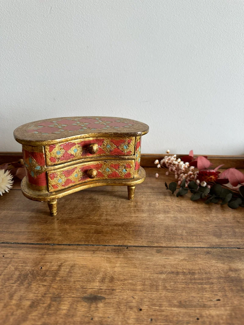 Coffre en demi lune style florentin rouge et or