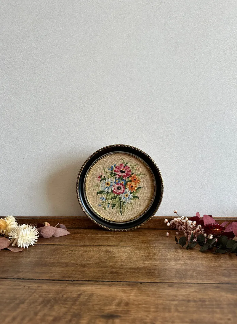 Broderie ronde cerclée de gris bleuté bouquet de fleurs printanier