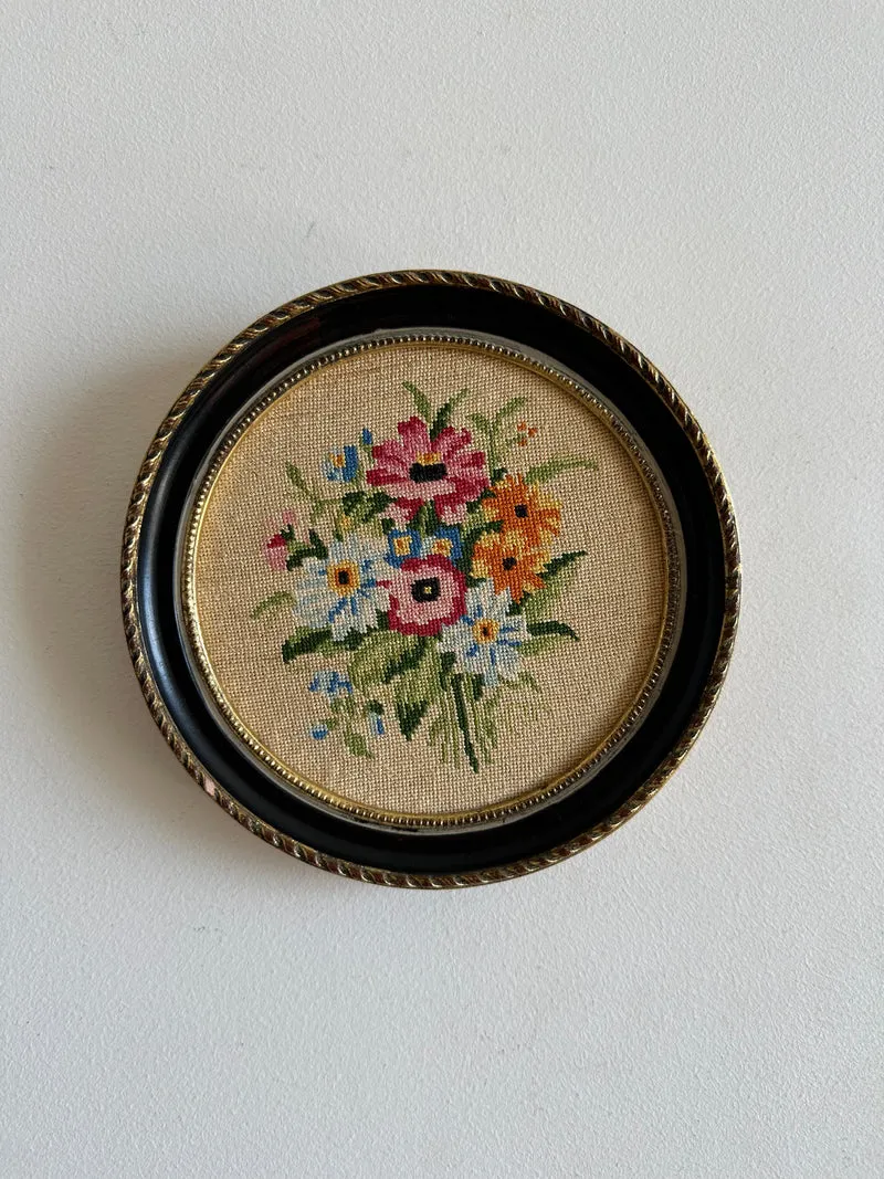 Broderie ronde cerclée de gris bleuté bouquet de fleurs printanier