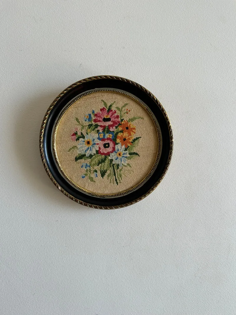 Broderie ronde cerclée de gris bleuté bouquet de fleurs printanier