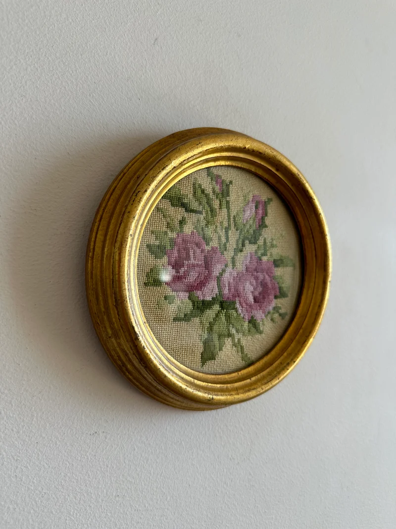 Broderie au point de croix sous verre cadre en bois doré
