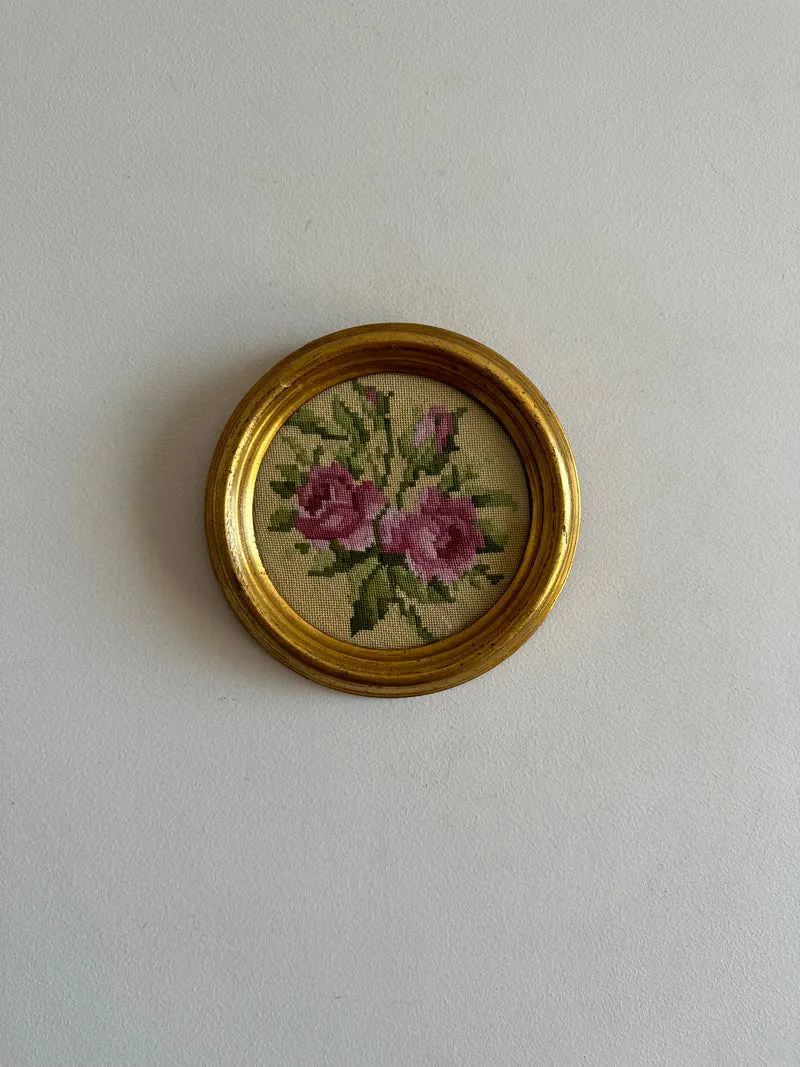 Broderie au point de croix sous verre cadre en bois doré