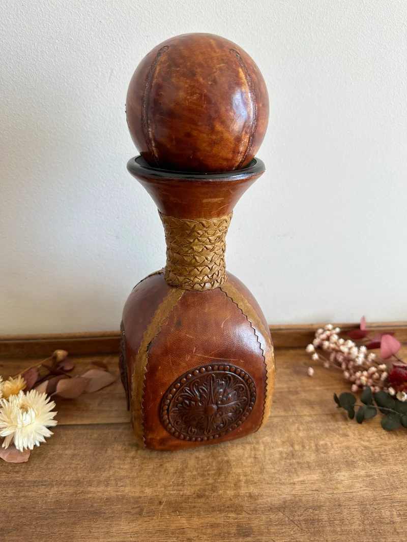 Bouteille de bar décorative en verre recouverte de cuir made in Italy