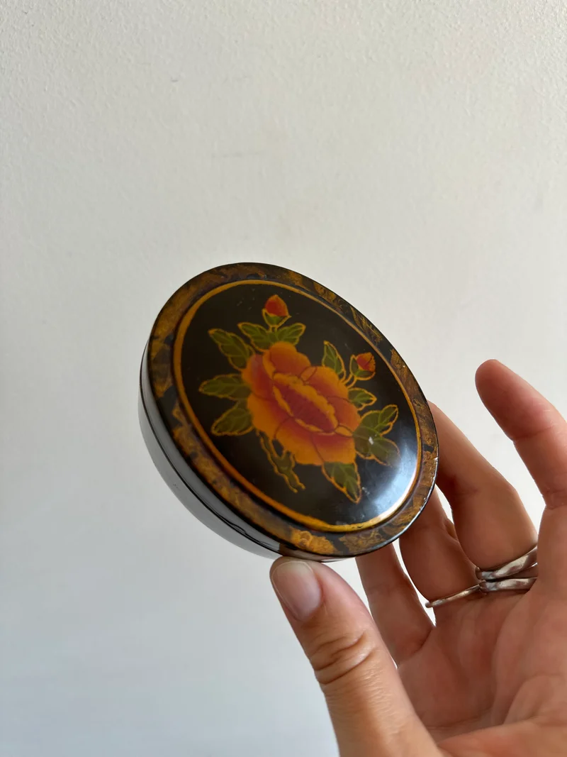 Boite à bijoux laquée motif rose sur fond noir
