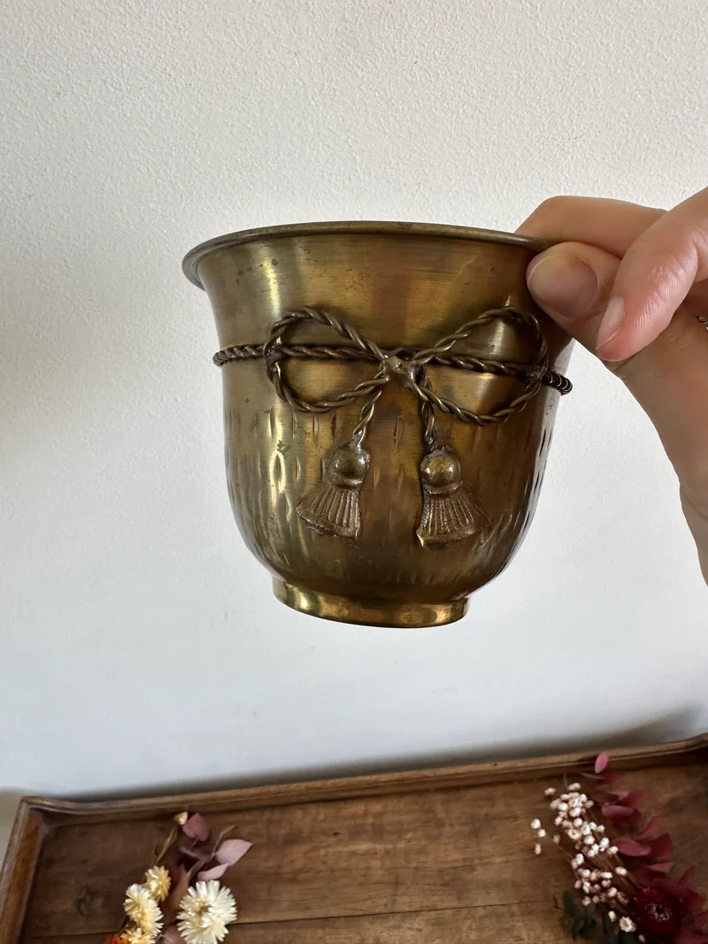 Pot en laiton orné d'un noeud en corde