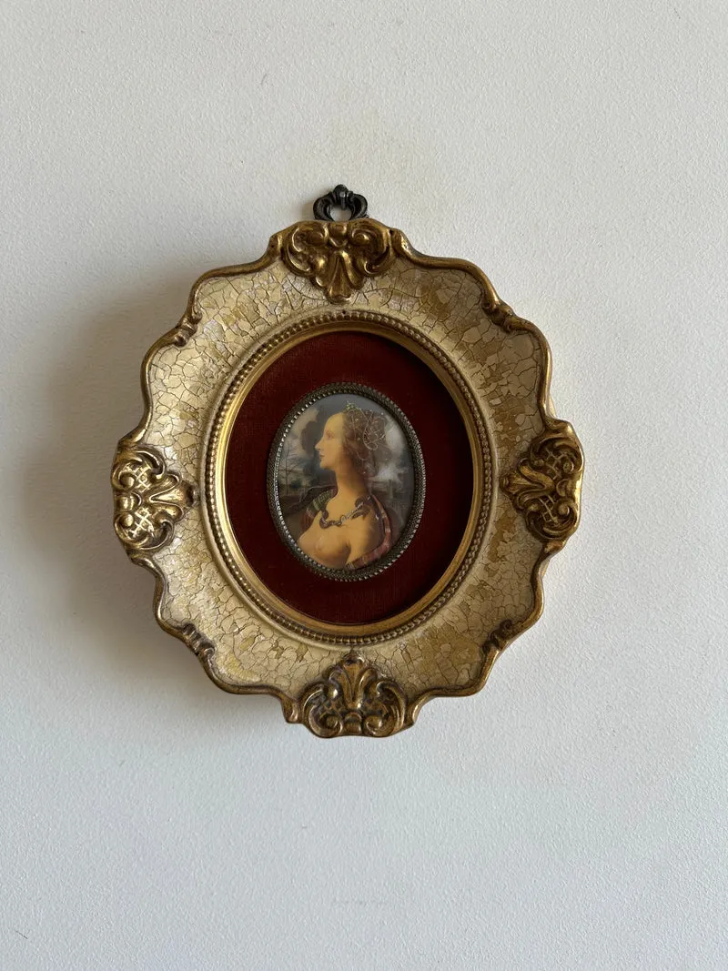 Médaillon sur velours marron glacé encadrement style baroque craquelé