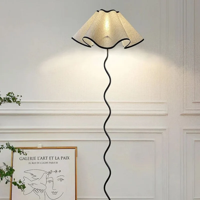 Lampe pour Salon Nordique en Tissu Plissé – Tige Spirale, 2 Hauteurs