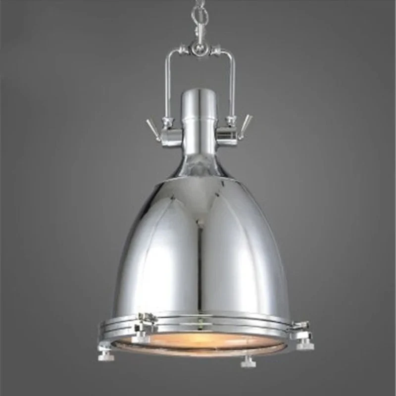 Suspension Rétro en Fer Chromé – Forme Cloche Chargée d'Histoire
