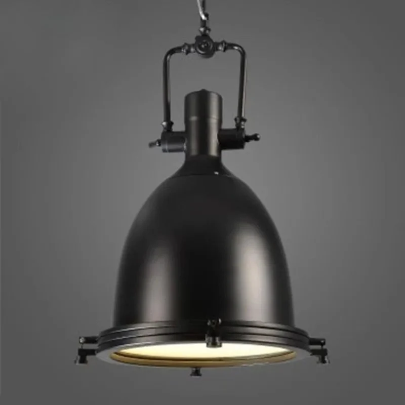 Suspension Rétro en Fer Chromé – Forme Cloche Chargée d'Histoire