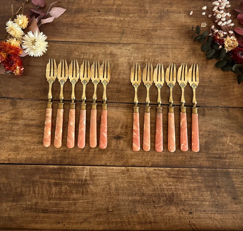 Fourchettes à dessert en laiton et bakélite orangée