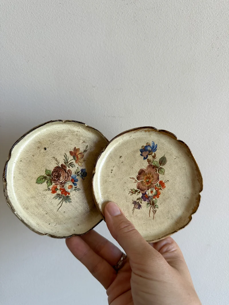 Coupelles en bois style florentin ton crème motif fleurs