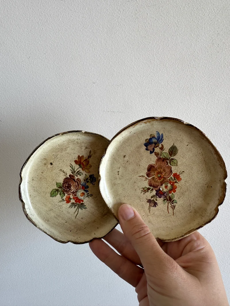 Coupelles en bois style florentin ton crème motif fleurs