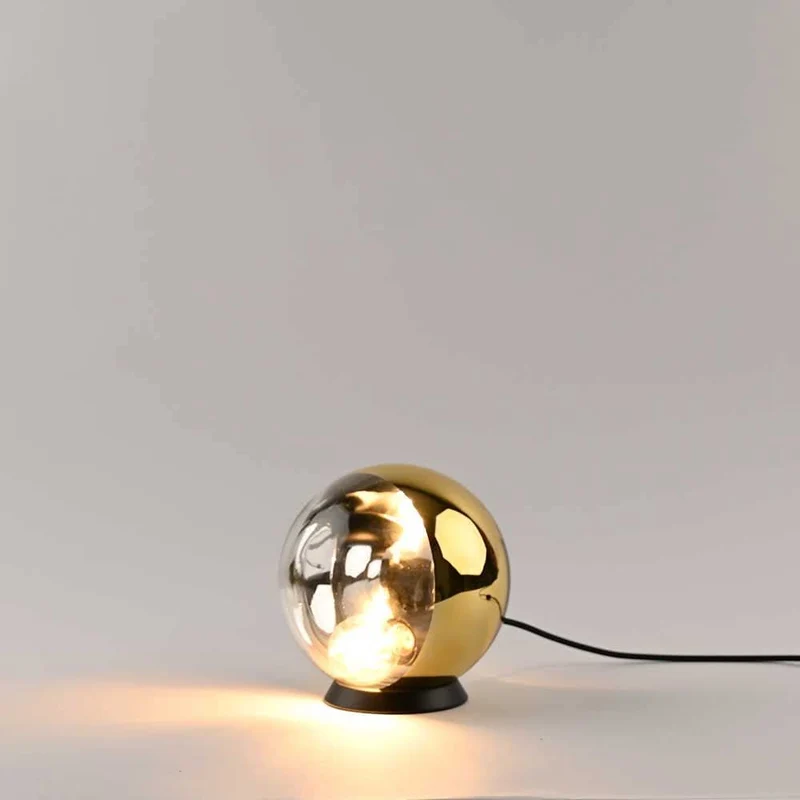 s.luce Orb Glaskugel Tischlampe