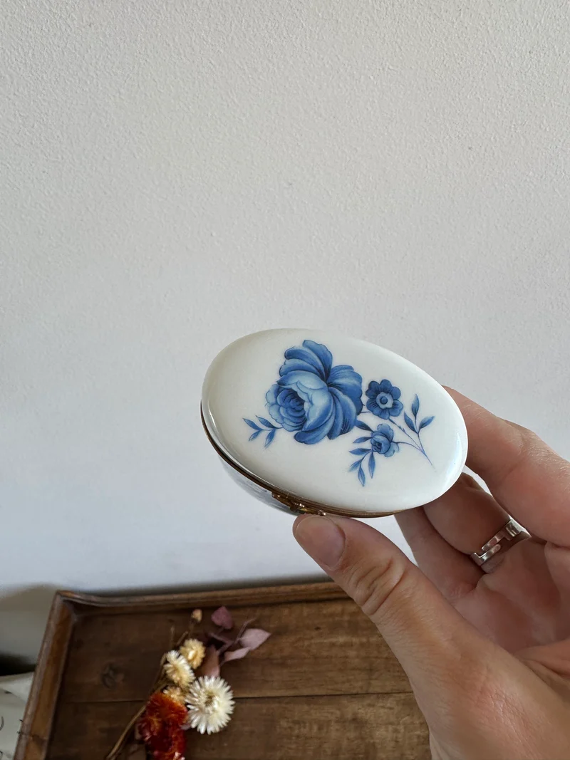 Bonbonnière en porcelaine décorations florales