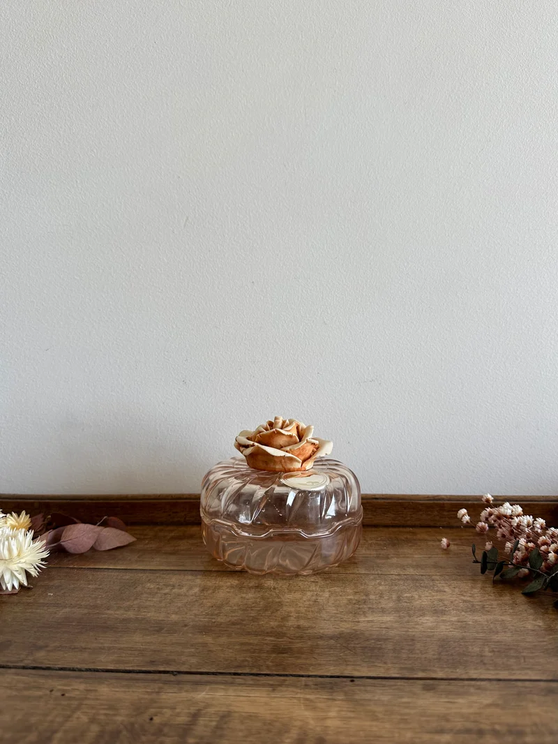 Bonbonnière en verre ornement rose sculpté
