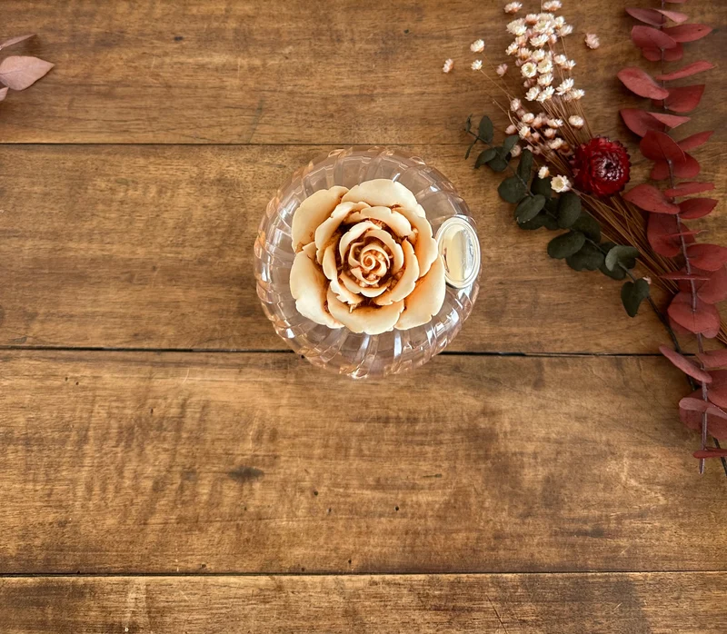 Bonbonnière en verre ornement rose sculpté