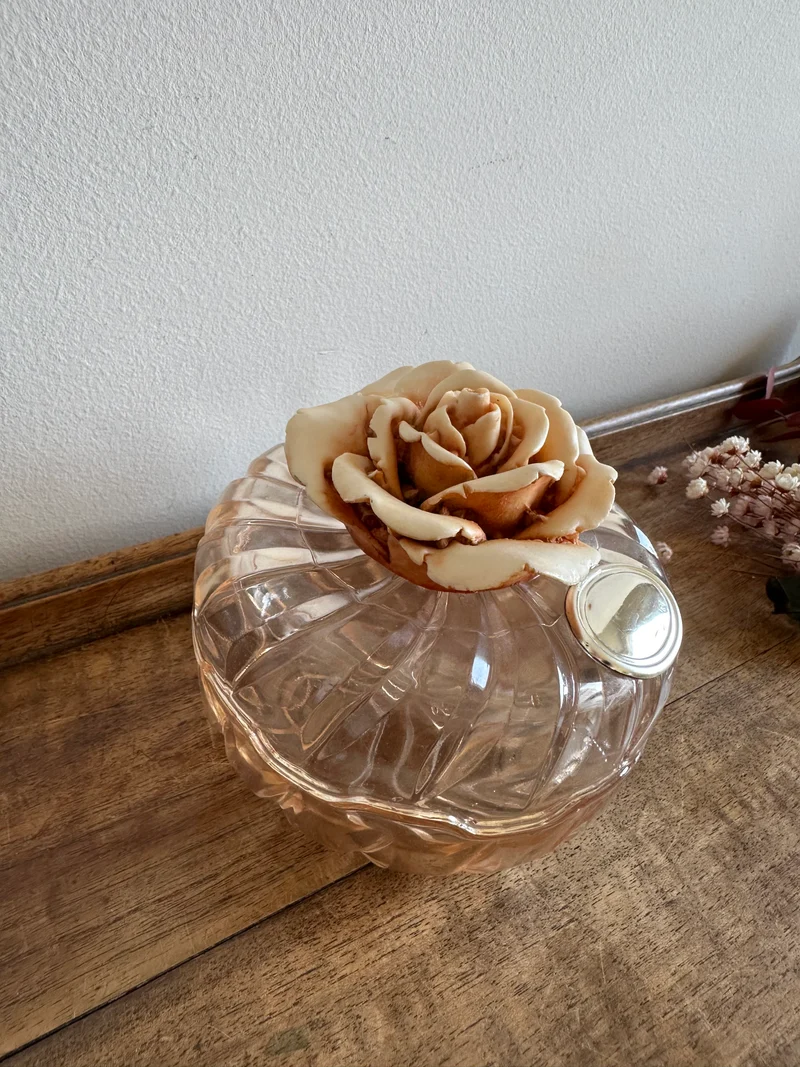 Bonbonnière en verre ornement rose sculpté