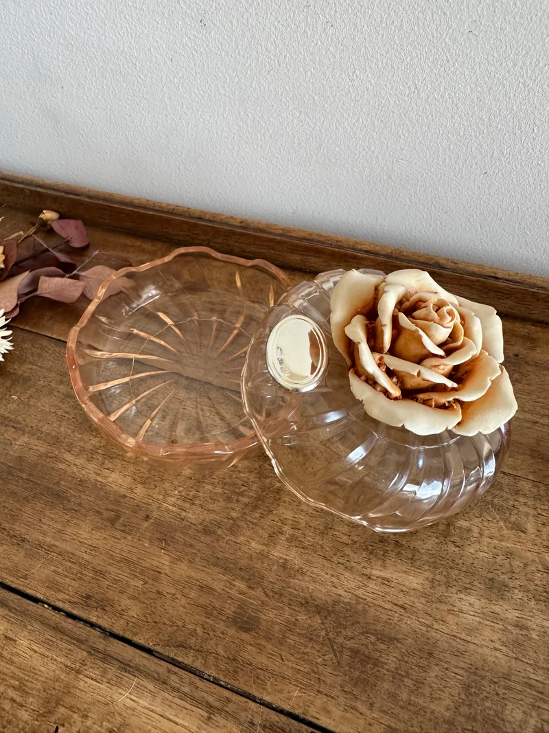 Bonbonnière en verre ornement rose sculpté