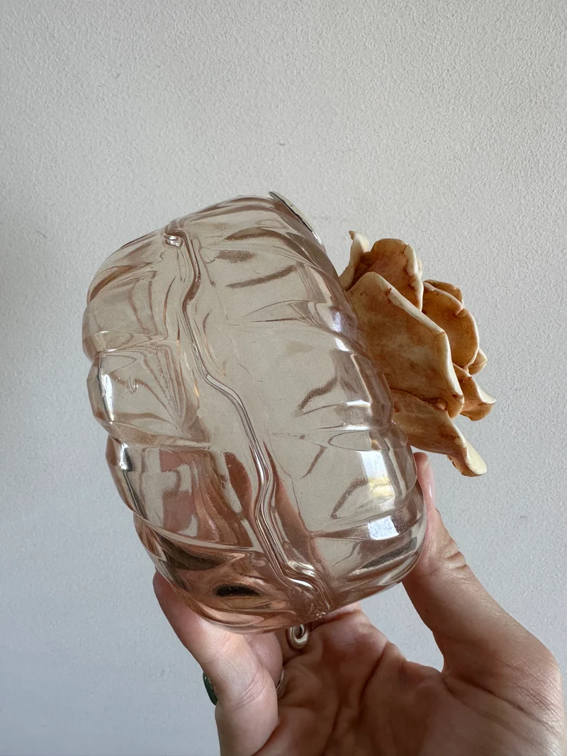 Bonbonnière en verre ornement rose sculpté