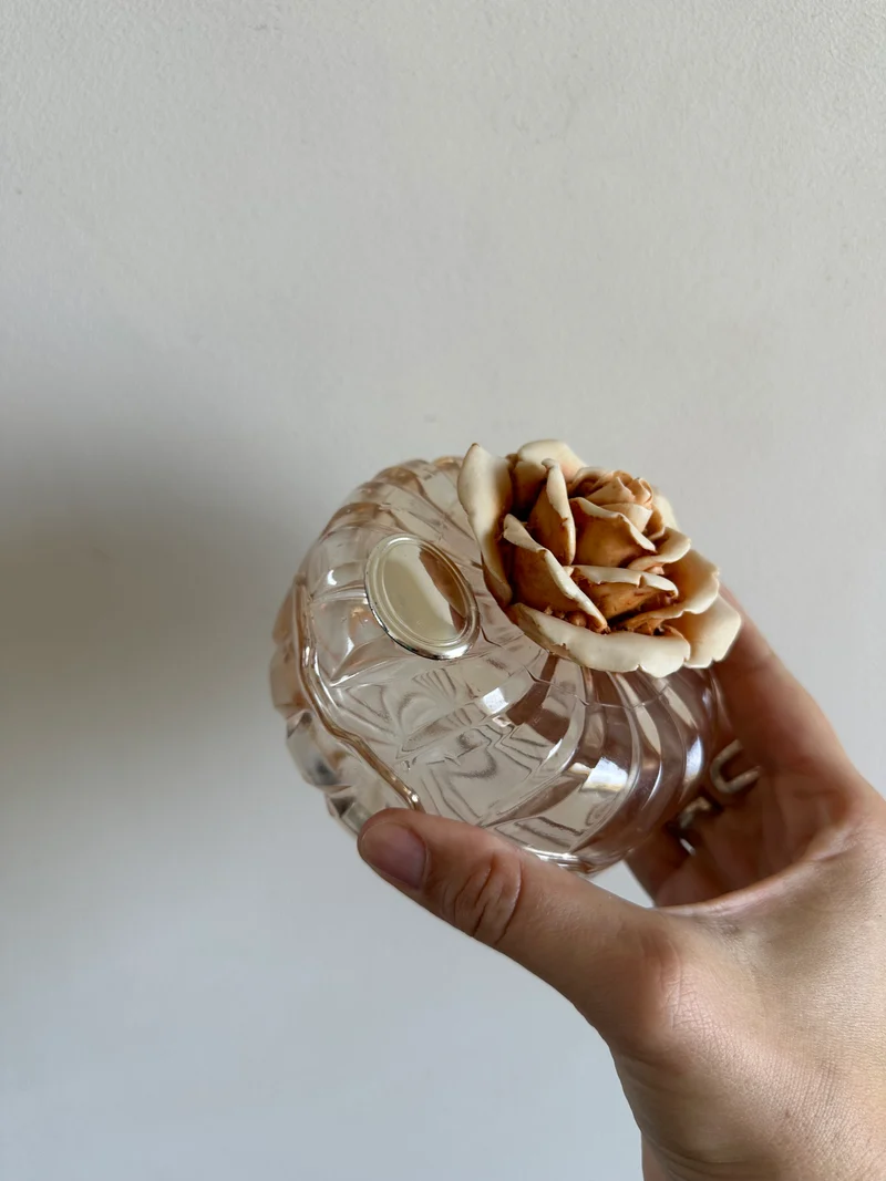 Bonbonnière en verre ornement rose sculpté