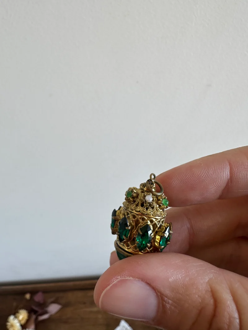 Bijoux pendentifs fantaisie anciens en métal doré