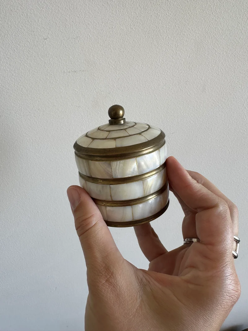 Boite à bijoux en laiton et facettes nacrées ronde