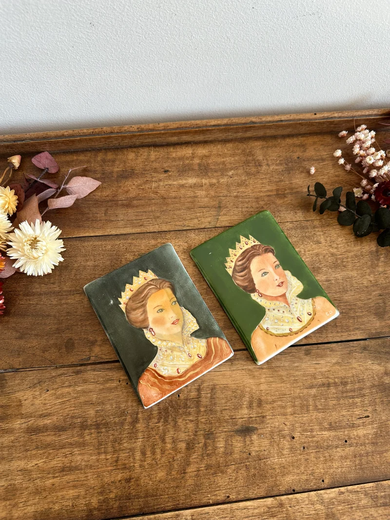 Portraits Reine sur porcelaine émaillée fond vert années 40