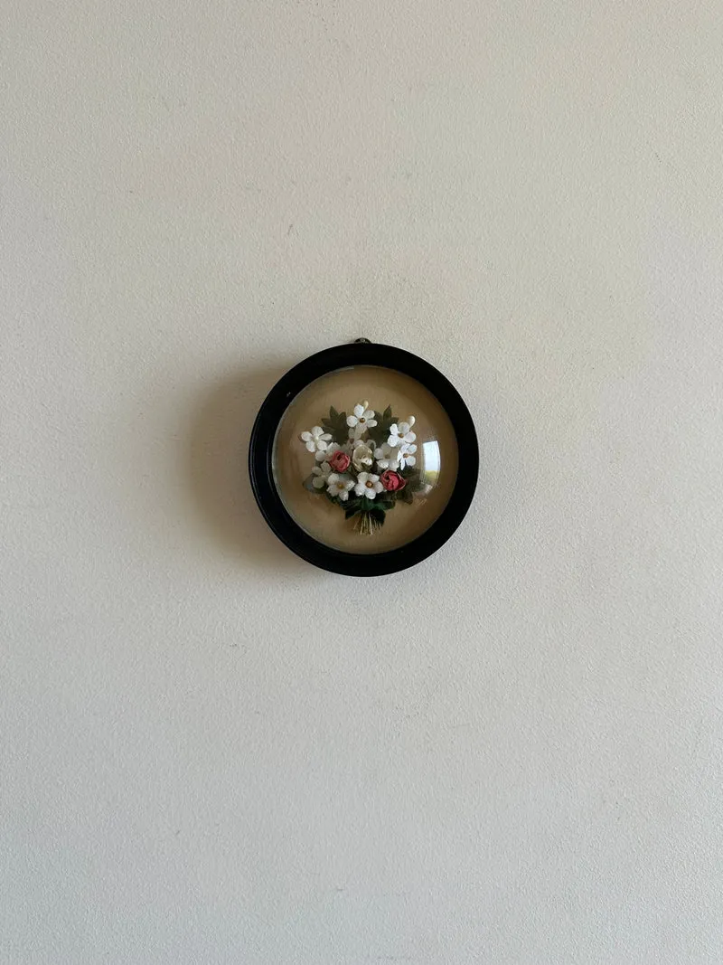 Fleurs en tissu sous verre bombé cadre rond noir