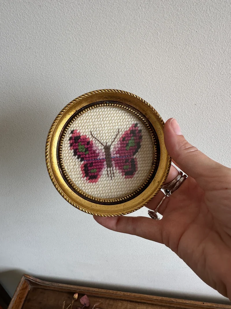 Broderie point de croix motif papillon cadre rond en bois