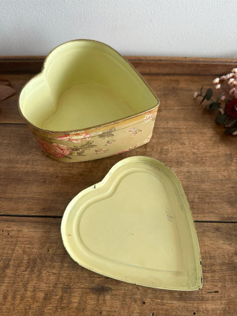 Boite en métal forme de coeur motifs fleurs anglaises