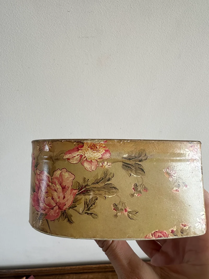 Boite en métal forme de coeur motifs fleurs anglaises