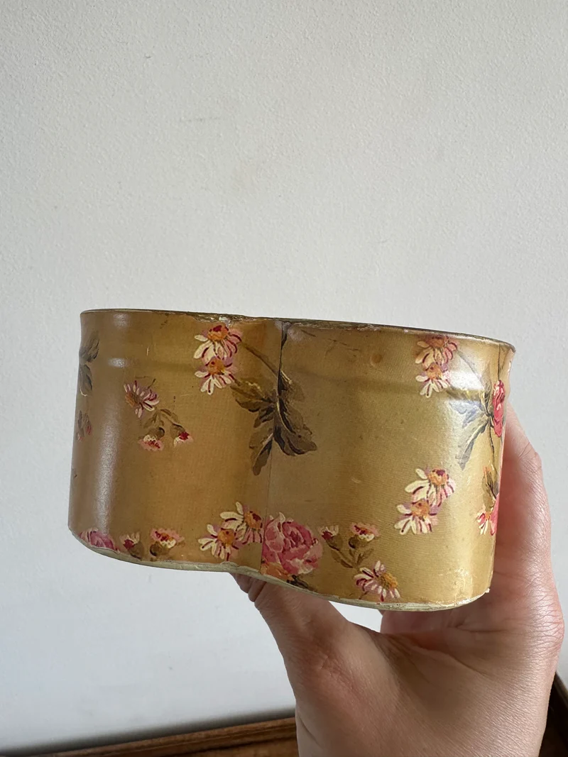 Boite en métal forme de coeur motifs fleurs anglaises