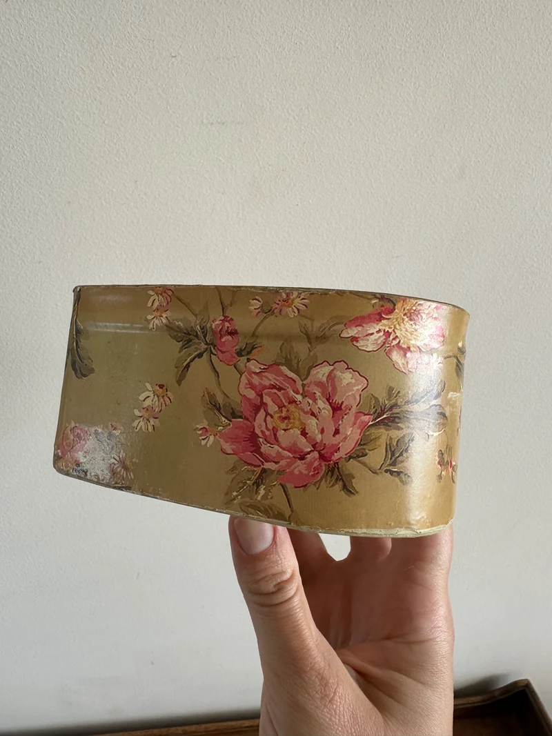 Boite en métal forme de coeur motifs fleurs anglaises